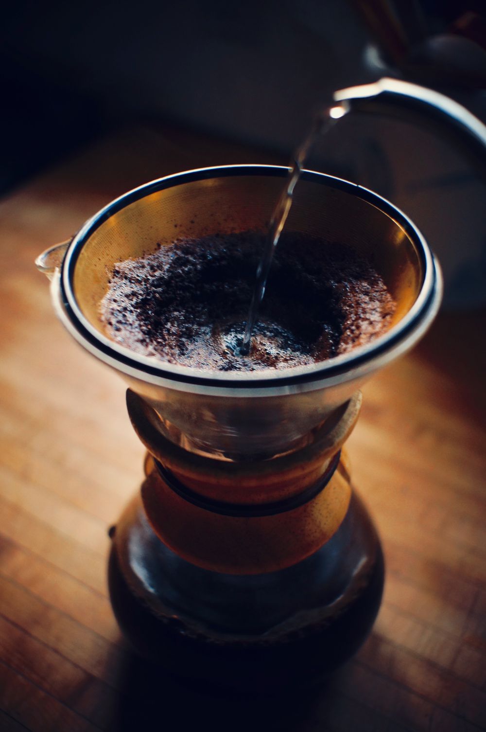 お湯を注いでハンドドリップで淹れているコーヒー